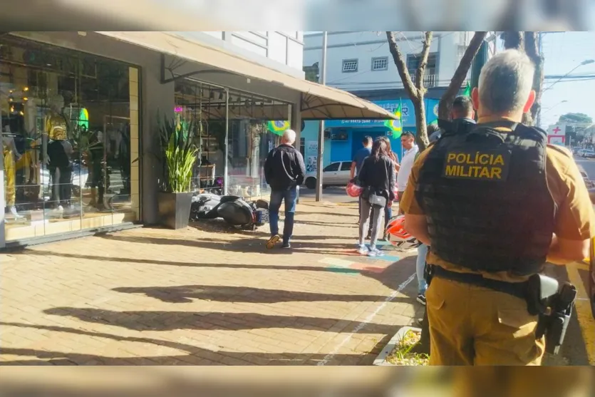 Moto invade calçada de loja após colisão com carro em Apucarana