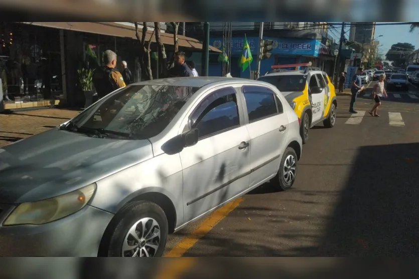 Moto invade calçada de loja após colisão com carro em Apucarana