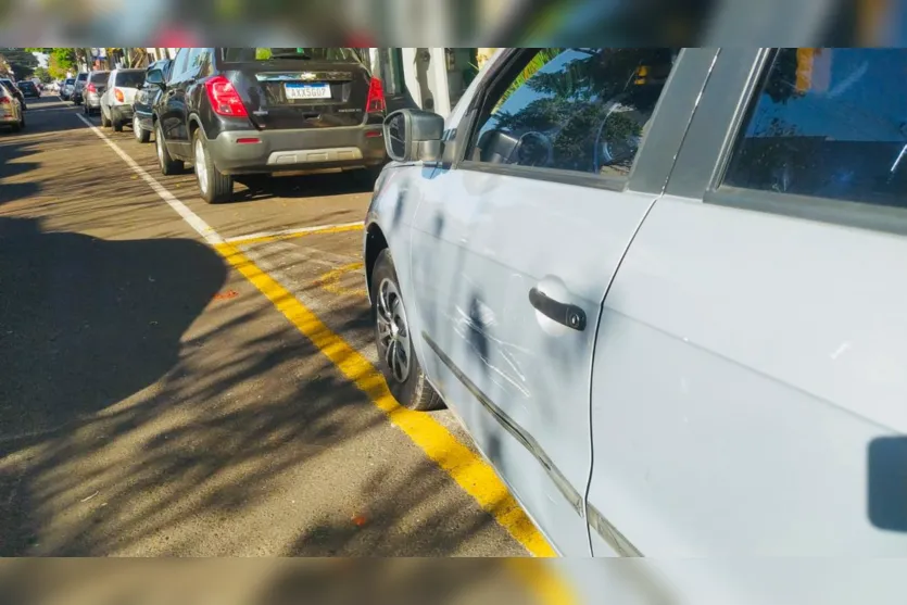 Moto invade calçada de loja após colisão com carro em Apucarana