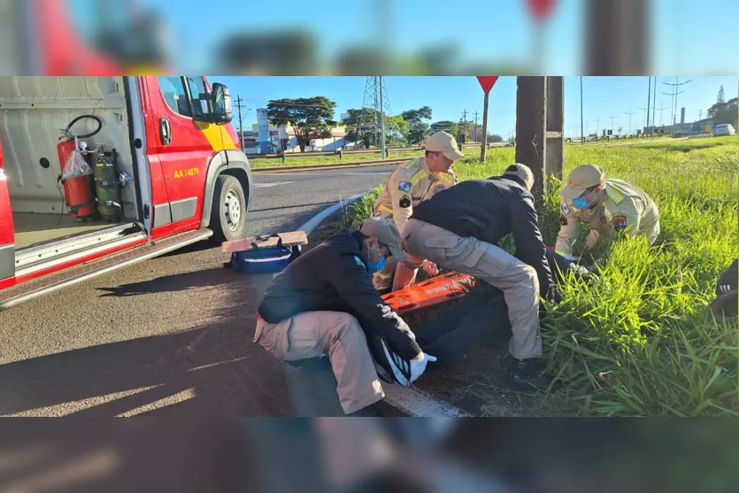  Motociclista de 19 anos fica ferido após colisão entre carro e moto 