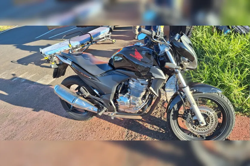 Motociclista de 19 anos fica ferido após colisão entre carro e moto