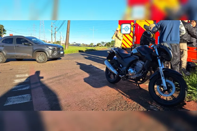 Motociclista de 19 anos fica ferido após colisão entre carro e moto
