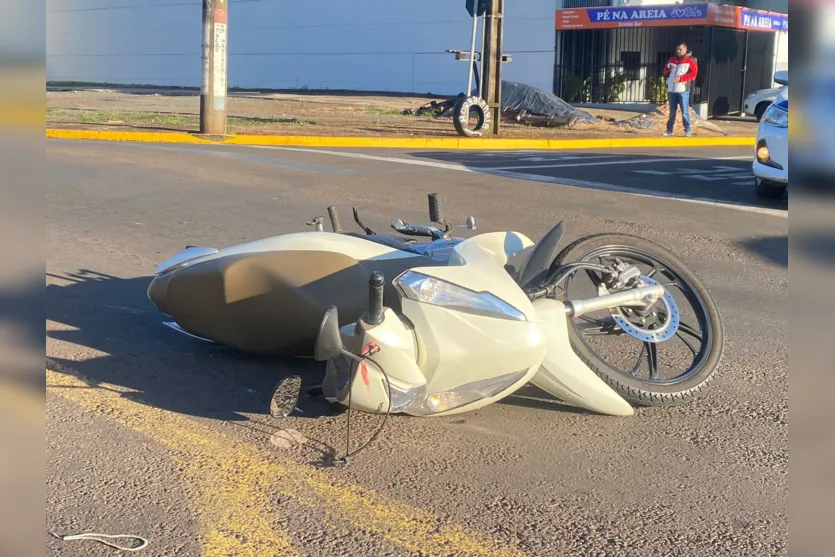 Motociclista fica ferida após batida com picape em Apucarana