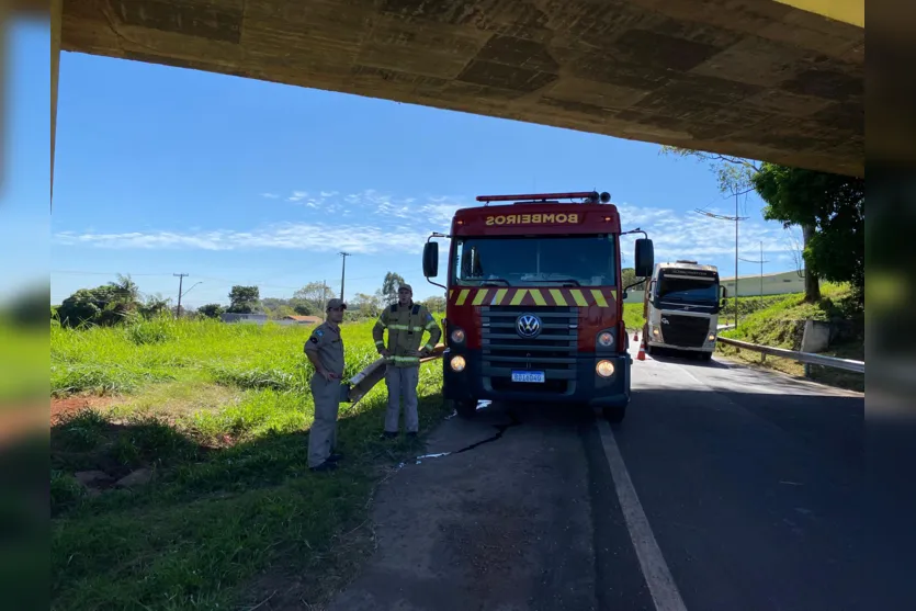Motociclista sofre queda próximo ao 'Bonezão' e mobiliza bombeiros