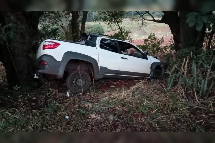 Motorista de Strada fica ferido após colisão contra árvore na PR-272