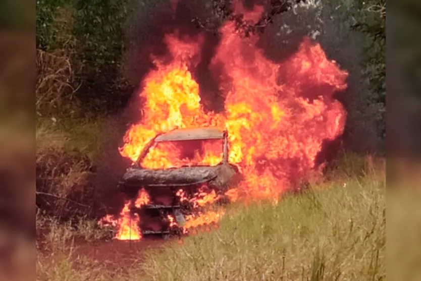  O carro foi assaltado e incendiado logo na sequência 