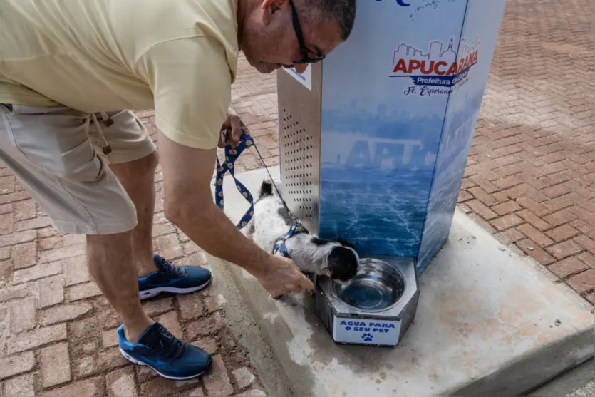  O equipamento fornece água potável natural e refrigerada 