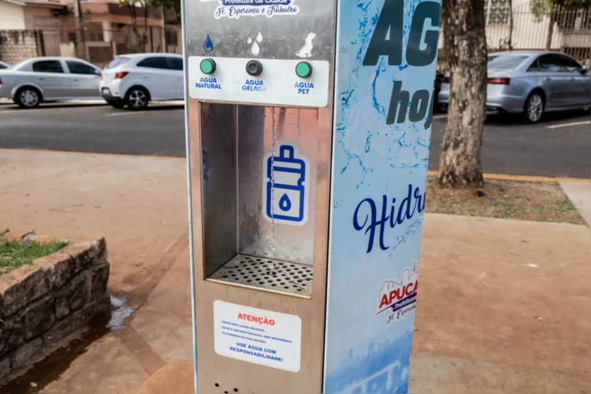  O equipamento fornece água potável natural e refrigerada 