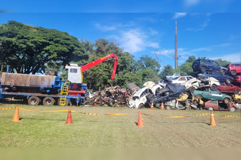  PM faz prensa de veículos apreendidos que serão leiloados 