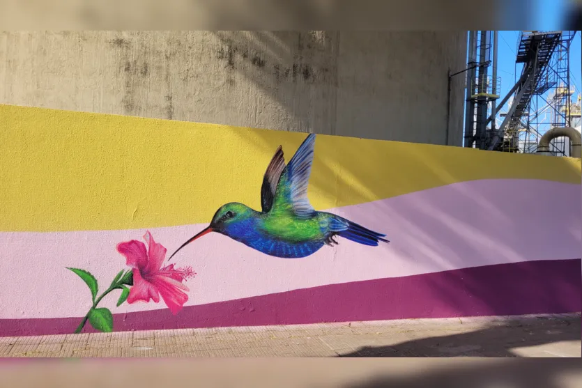  Pássaro pintado em muro de empresa, que está na cidade desde 1970 