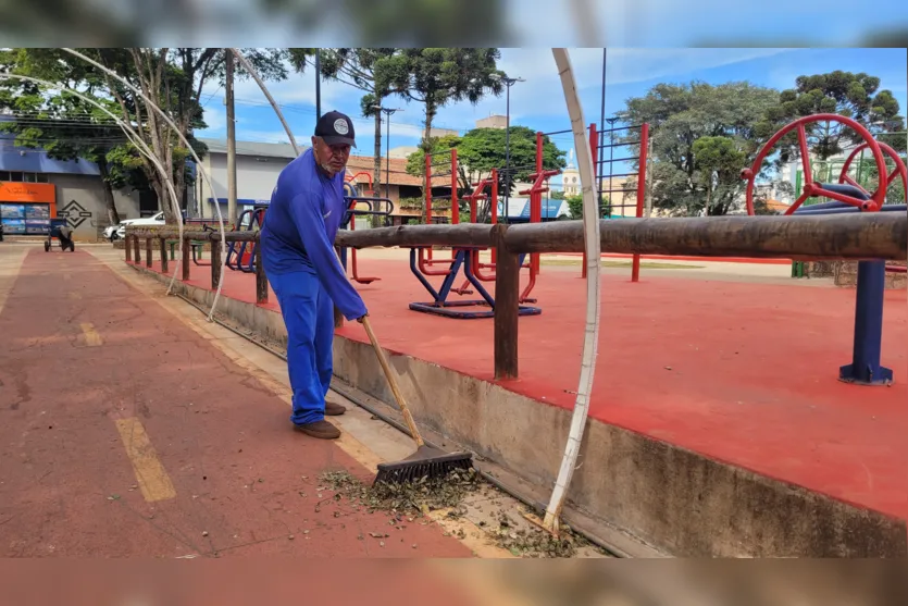 Pedro Bernardo trabalha varrendo ruas há 26 anos 