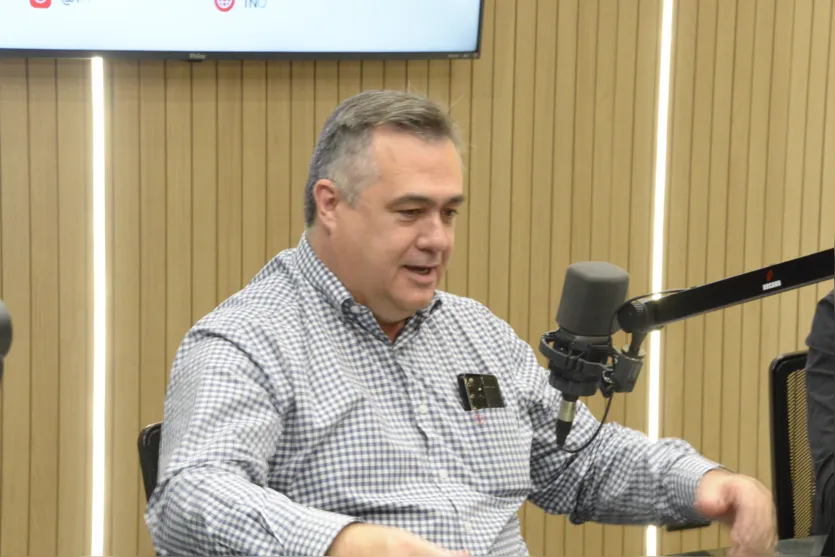  Beto Preto durante entrevista nos estúdios da Tribuna FM 