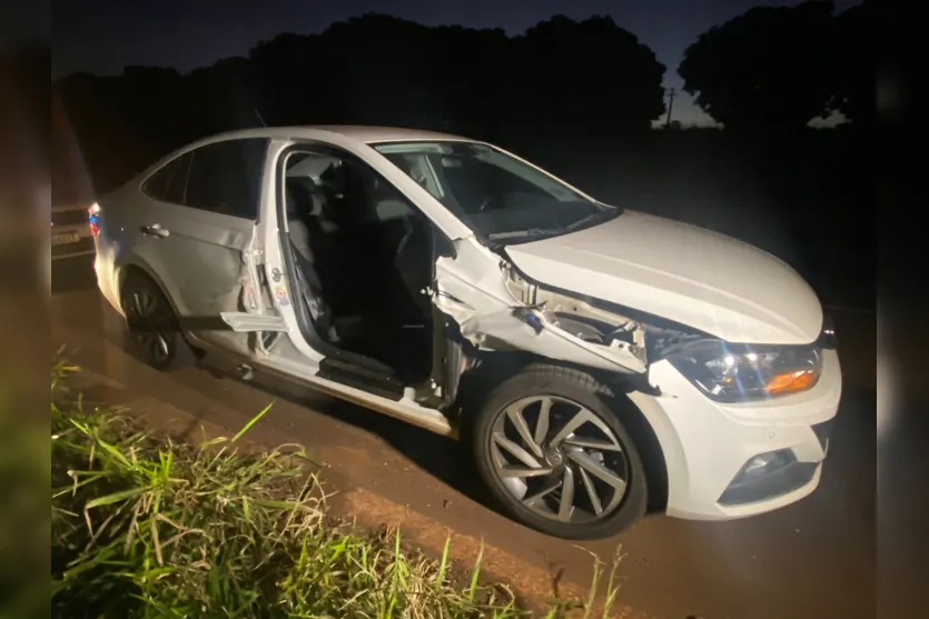  Carro teve a porta dianteira arrancada com a colisão 