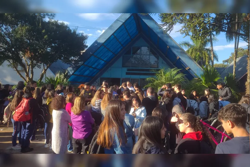  Colégio Emílio de Menezes em Arapongas - Os estudantes ocuparam a frente do colégio. 