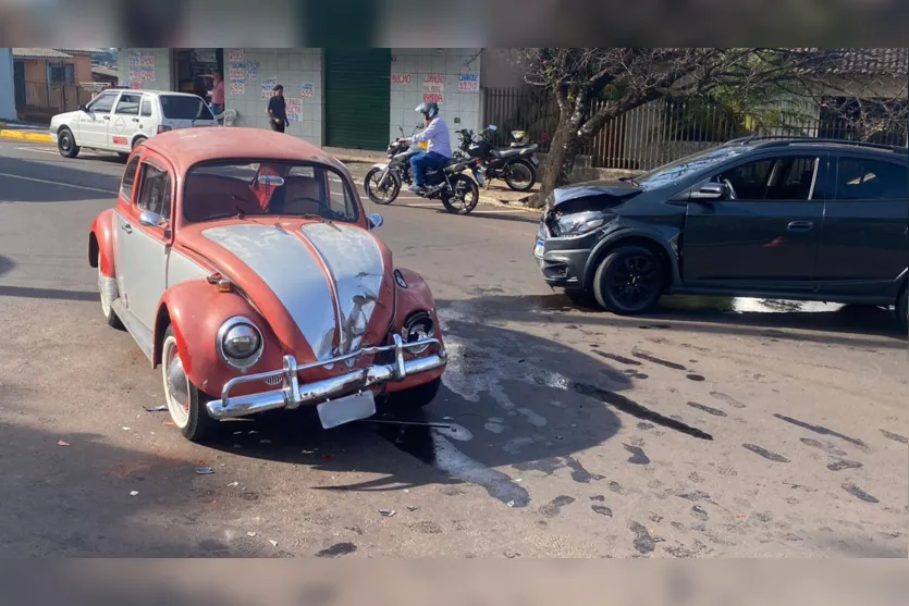 Colisão entre Fusca e Ônix deixa motorista ferido em Apucarana