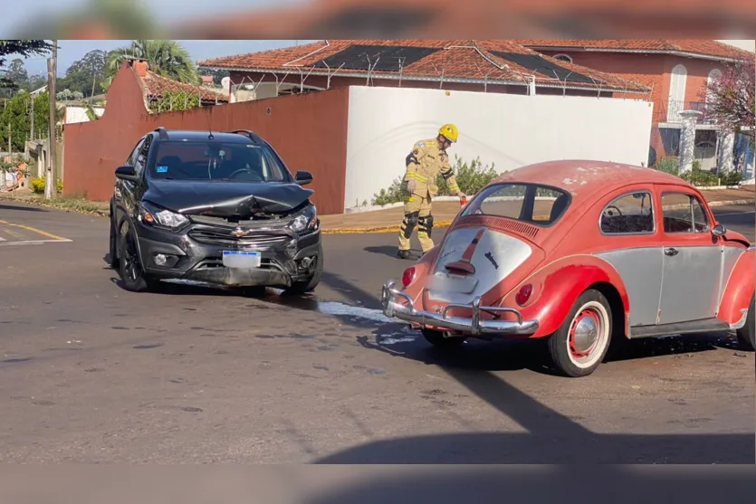  Colisão envolveu um Fusca e um Ônix no cruzamento da Rua Marechal Floriano com a Rua Talita Bresolin. 