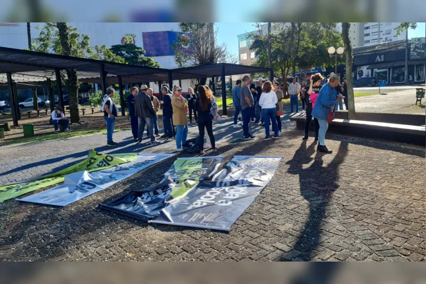  Concentração de professores e alunos na Praça Interventor Manoel Ribas (Praça do Redondo). 