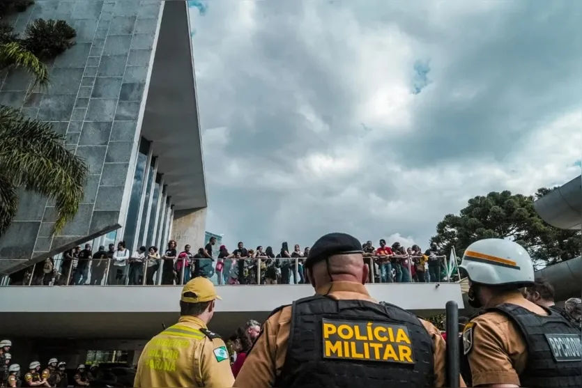 Professores em greve invadem Alep contra projeto de terceirização