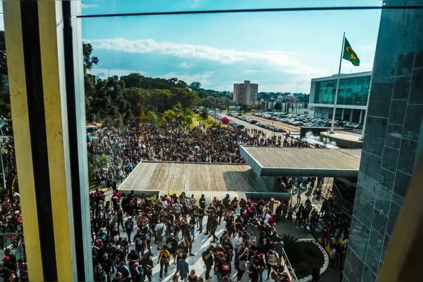 Professores em greve invadem Alep contra projeto de terceirização