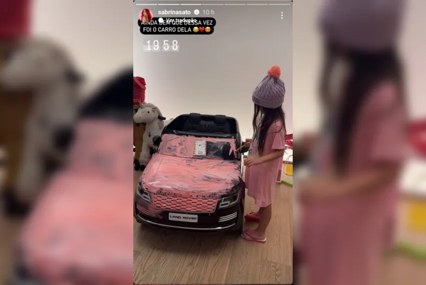 Sabrina Sato flagra a filha pintando seu carro: "Amo rosa"