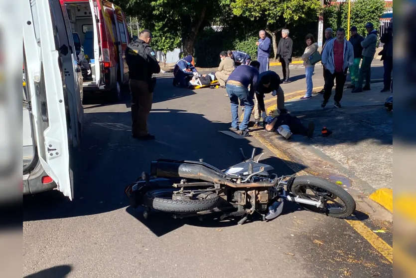 Caminhoneiro foge após bater em moto e deixar casal ferido; veja