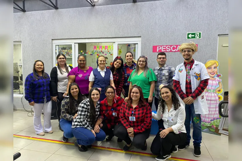  A equipe se vestiu a caráter, criando um ambiente festivo e acolhedor 