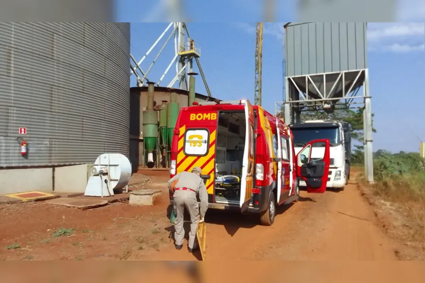  Bombeiros de Apucarana trabalham no local 