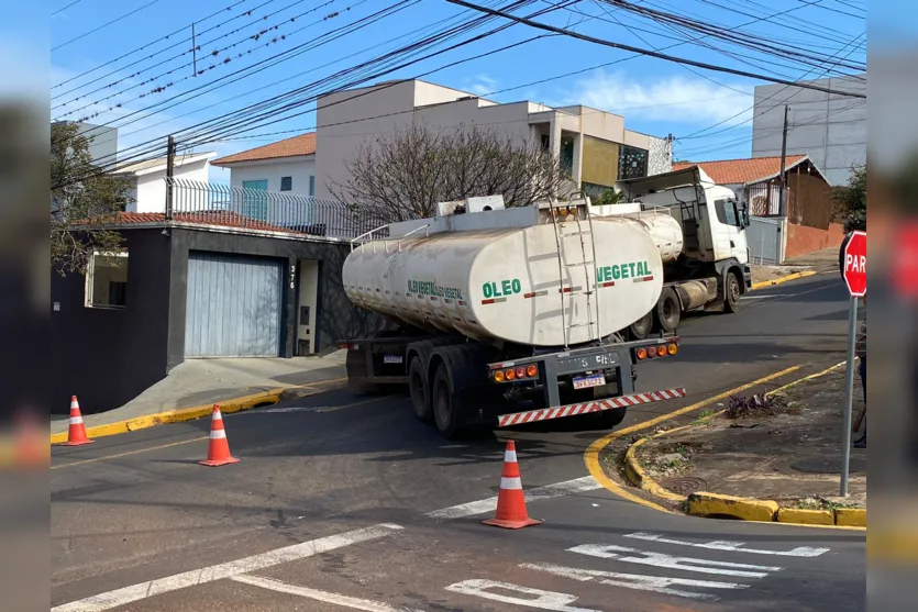  Caminhão não consegue subir a rua e interdita via em Apucarana 