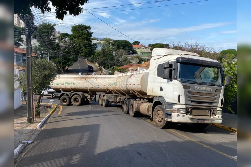 Caminhão não consegue subir a rua e interdita via em Apucarana