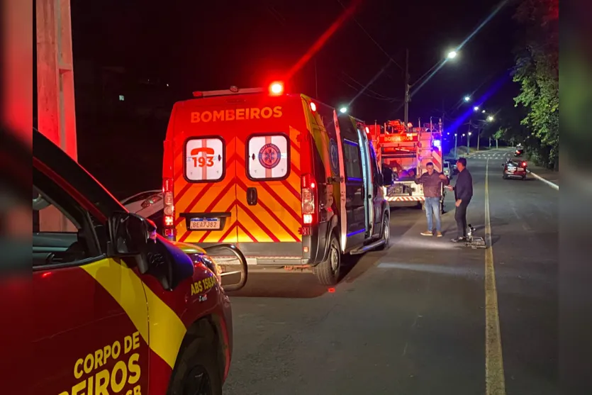 Carro cai em barranco após acidente em cruzamento de Apucarana