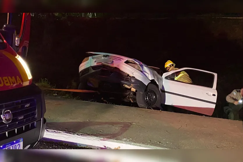 Carro cai em barranco após acidente em cruzamento de Apucarana