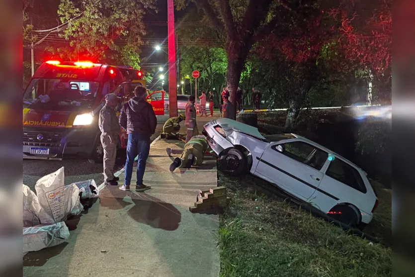  Carro caiu no barranco após colisão em cruzamento 