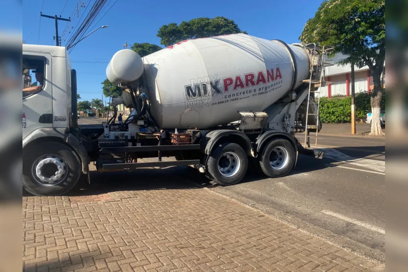 Colisão entre táxi e caminhão betoneira é registrada em Apucarana