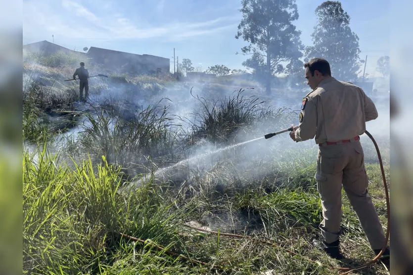 Fumaça de queimadas invade BR-369 e mobiliza bombeiros em Apucarana