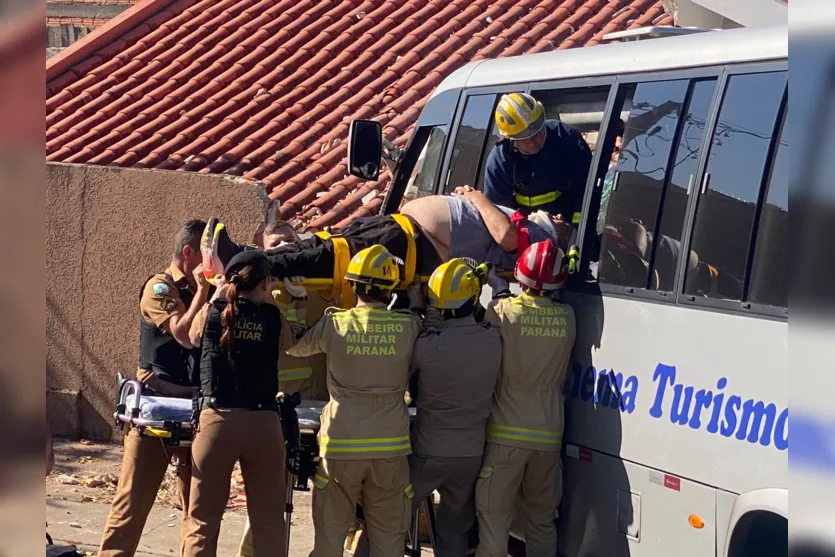 Duas pessoas ficam feridas após micro-ônibus invadir casa em Apucarana