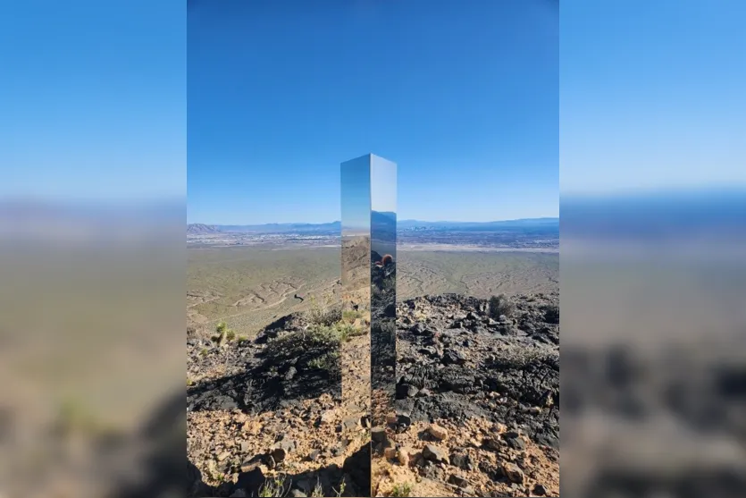  O monólito foi encontrado em meio a um deserto 