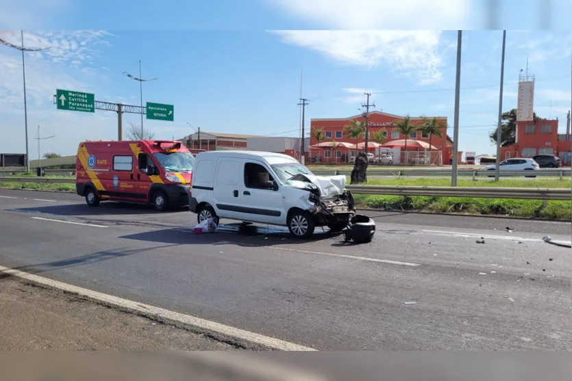  A dianteira do Fiat Doblo ficou destruída 