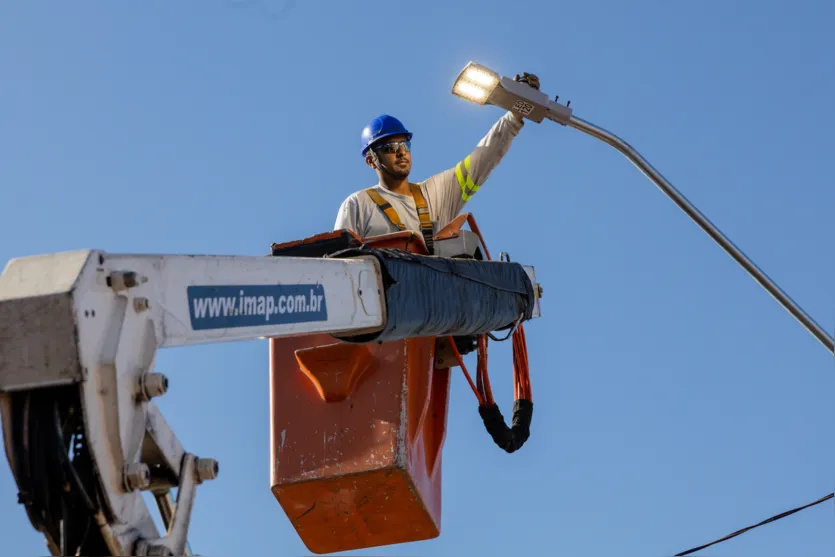  As luminárias antigas dão lugar a outras, de tecnologia LED e com potência de 120 watts. 