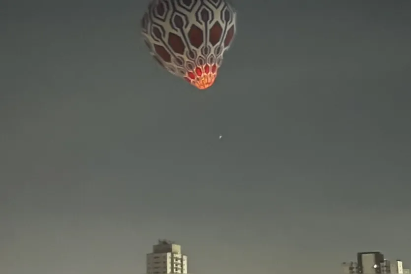 Balão cai sobre creche, arrasta carro e iça moto em rede elétrica
