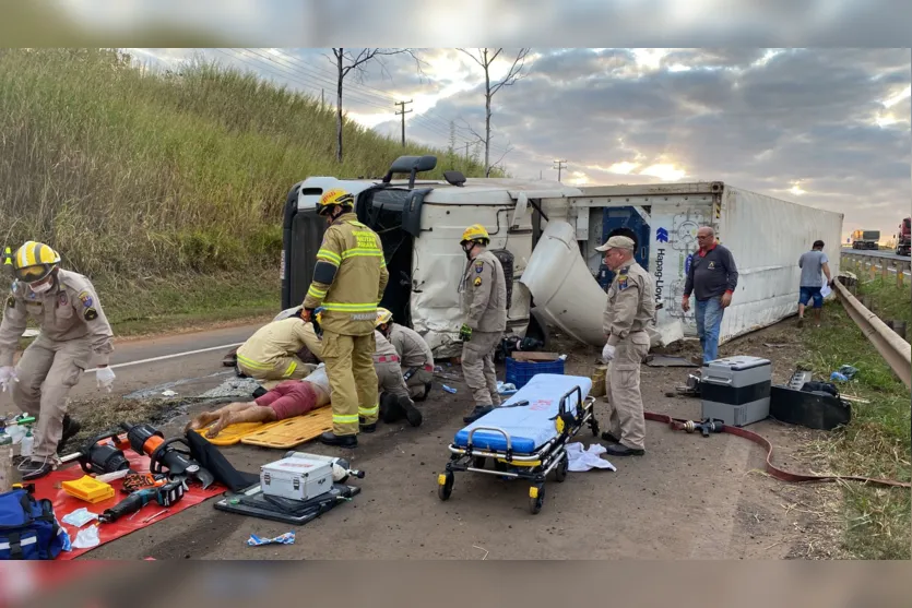  Caminhoneiro fica gravemente ferido em tombamento no Contorno Sul 