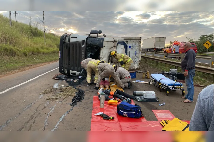 Caminhoneiro fica gravemente ferido em tombamento no Contorno Sul