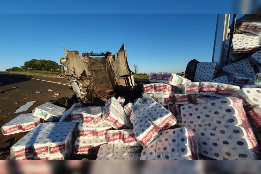 Carreta fica destruída após tombamento na BR-376 no Distrito do Pirapó