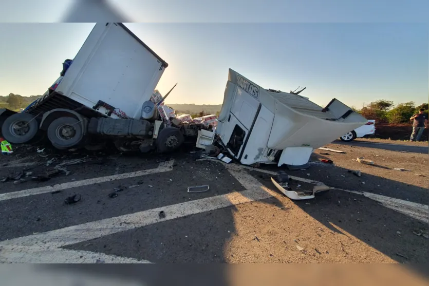 Carreta fica destruída após tombamento na BR-376 no Distrito do Pirapó