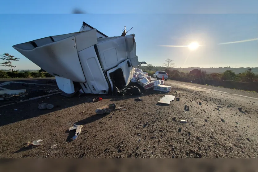 Carreta fica destruída após tombamento na BR-376 no Distrito do Pirapó