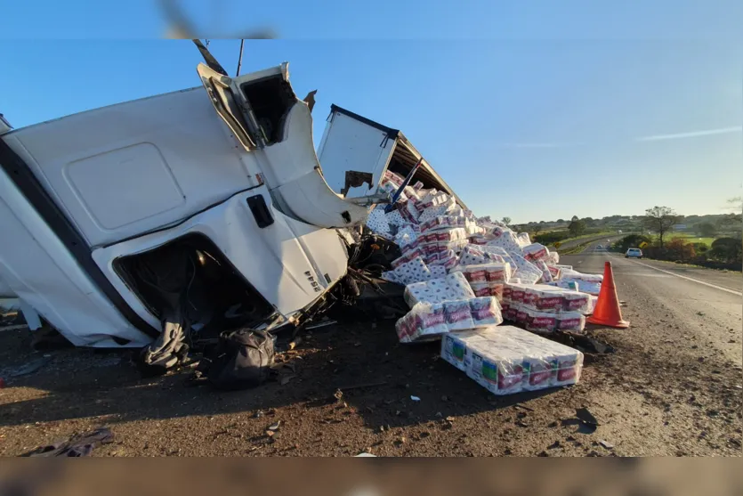 Carreta fica destruída após tombamento na BR-376 no Distrito do Pirapó