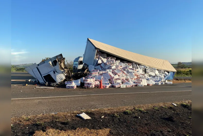 Carreta fica destruída após tombamento na BR-376 no Distrito do Pirapó