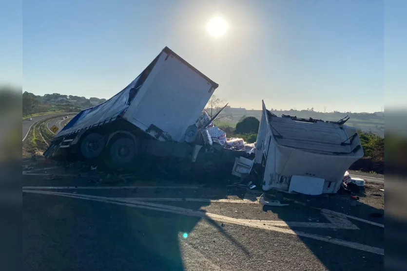 Carreta fica destruída após tombamento na BR-376 no Distrito do Pirapó