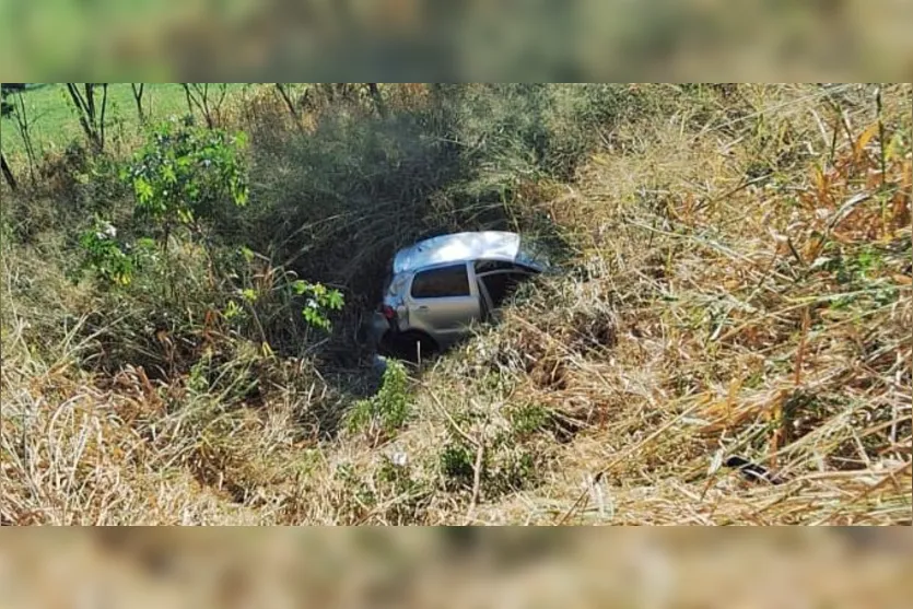 Carro cai em ribanceira na PR-444 e passageira fica ferida