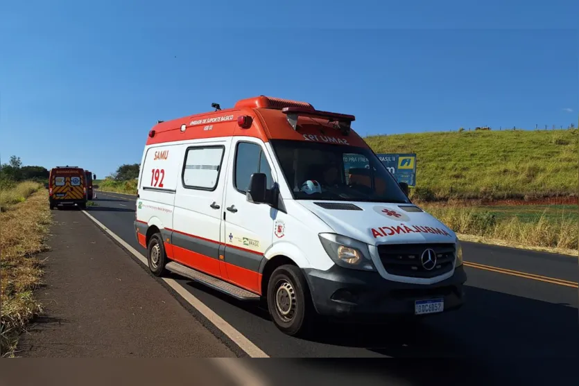 Carro cai em ribanceira na PR-444 e passageira fica ferida