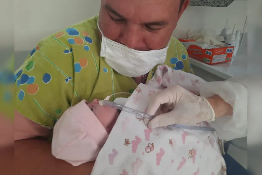  Cristiano Rodrigues Barbosa segurando a filha, Mariana ainda no hospital 